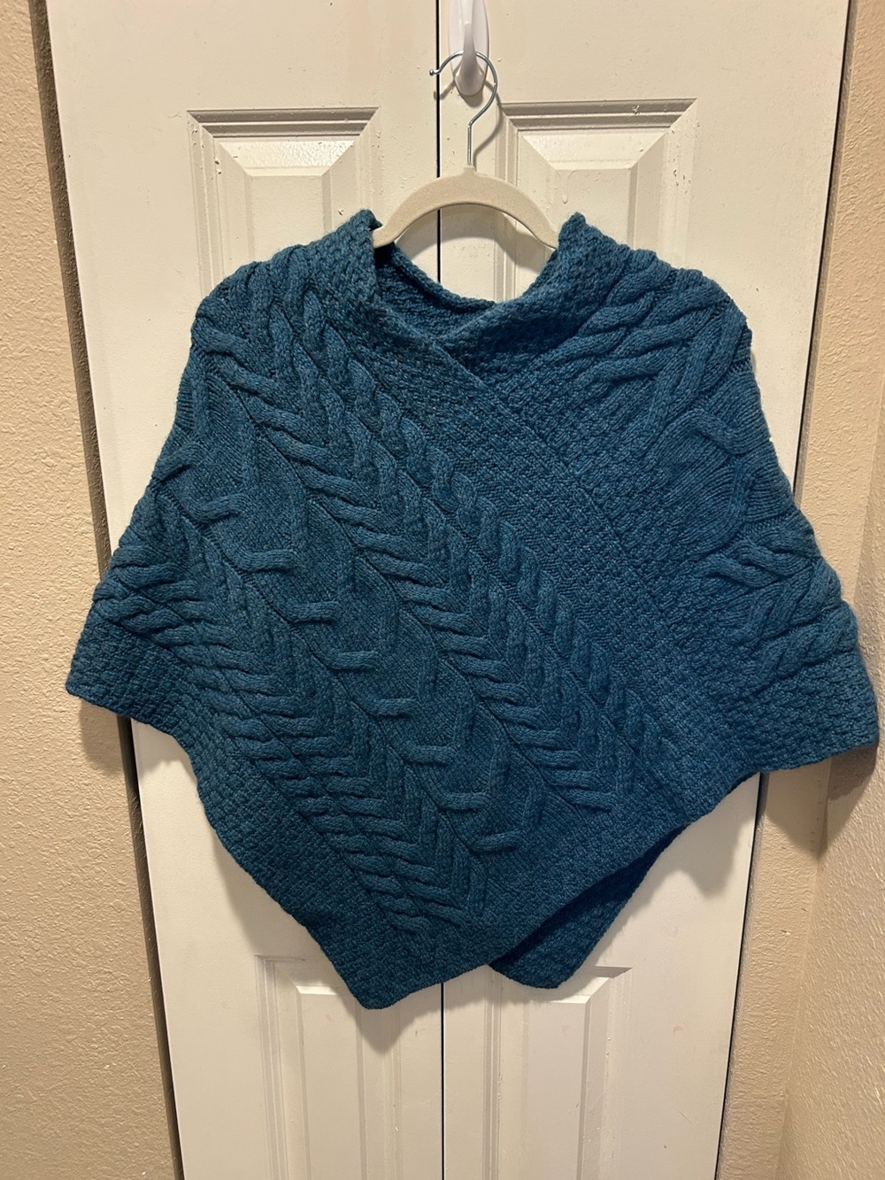 Aran Mills Cable Knit Triangular Poncho Merino Wool , One size - Picture 8 of 11